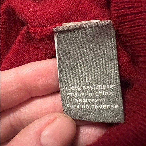 Apt. 9 red 100% cashmere v-neck sweater Christmas Holiday - Picture 8 of 9